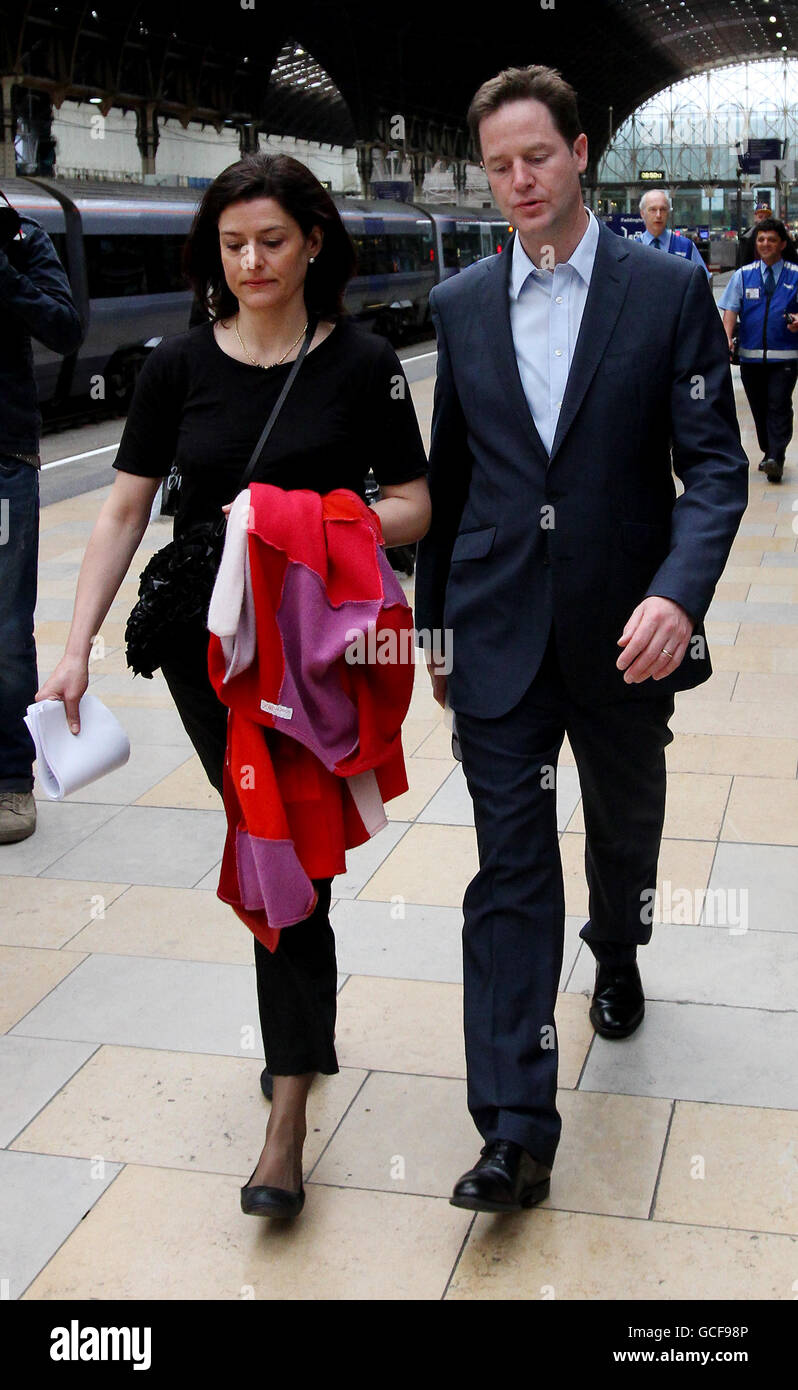 Der Führer der Liberaldemokraten Nick Clegg und seine Frau Miriam Gonzalez Durantez kommen am Bahnhof Paddington in London an, um in einen Zug zu steigen, der zu einem Besuch im Wahlkampf nach Wells fährt. Stockfoto