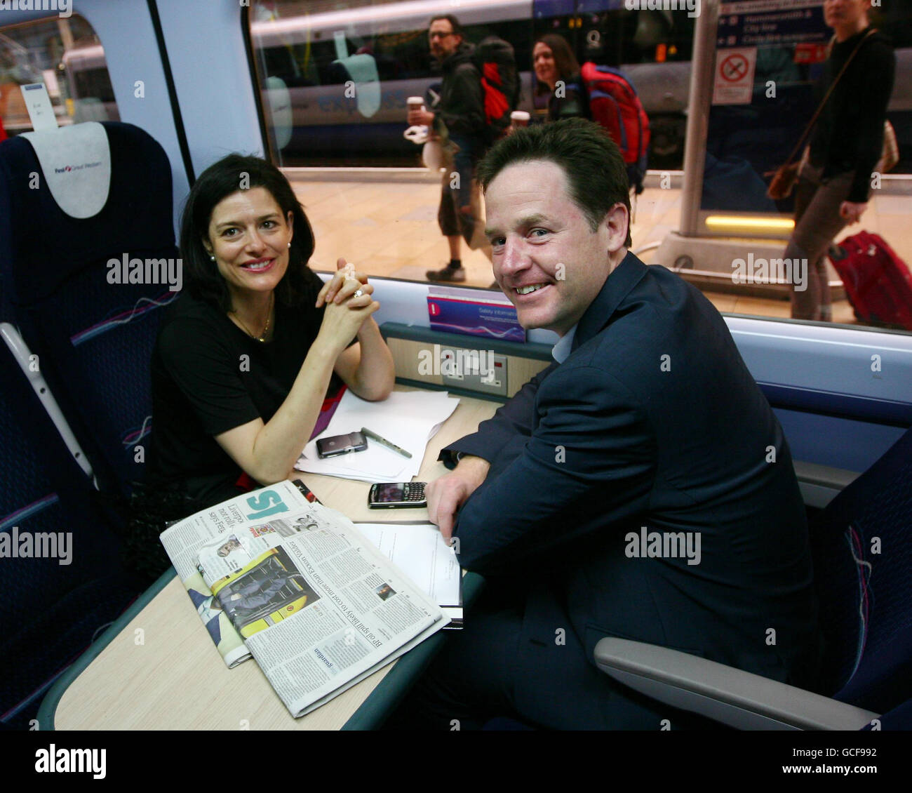 Der Führer der Liberaldemokraten Nick Clegg und seine Frau Miriam Gonzalez Durantez steigen in einen Zug am Bahnhof Paddington in London ein, der zu einem Besuch im Wahlkampf in Wells anhält. Stockfoto