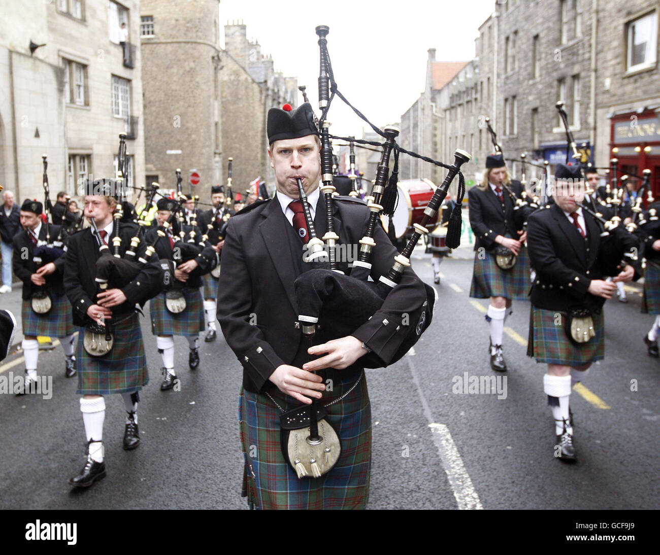 Demonstranten während einer Kundgebung am 1. Mai in Edinburgh. Demonstranten marschierten in einer jährlichen Kundgebung am 1. Mai durch die historische Altstadt von Edinburgh über den Krieg in Afghanistan und die Kürzung der öffentlichen Dienstleistungen. Stockfoto