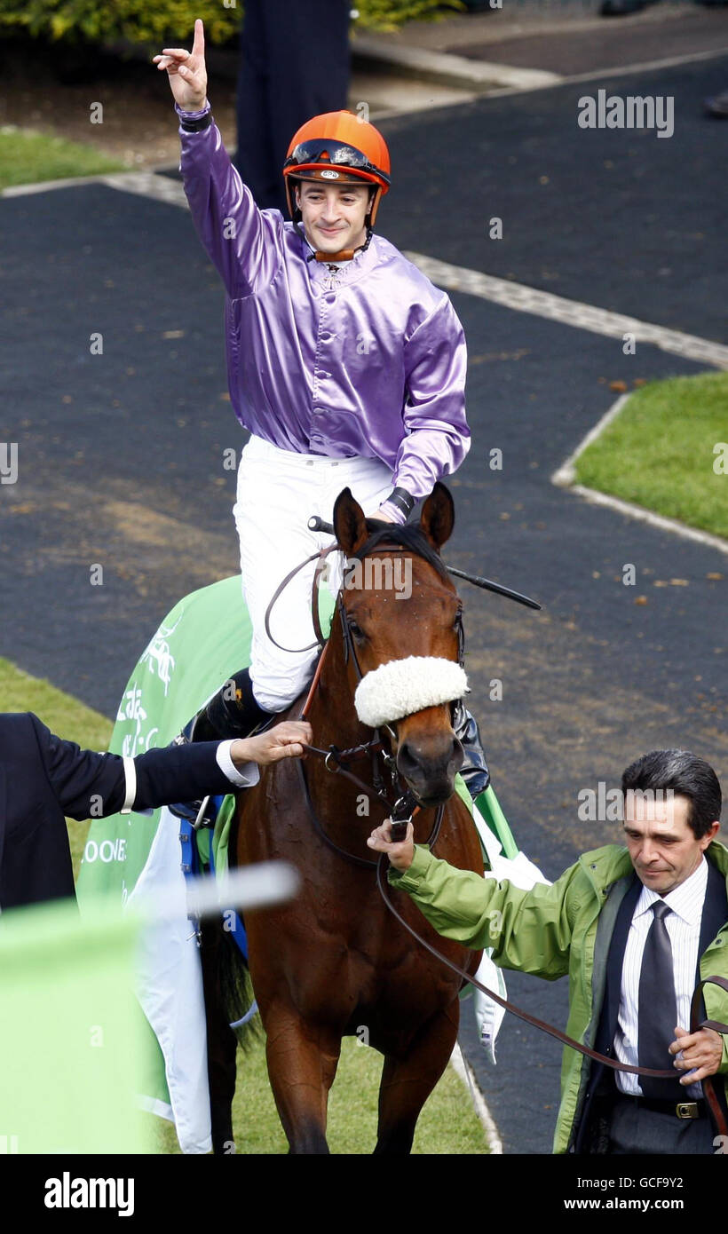 Christophe Lemaire feiert den Gewinn der Stanjames.com 2000 Guineas-Einsätze auf Makfi während des StanJames.com 2000 Gunieas-Tages auf der Newmarket Racecourse. Stockfoto