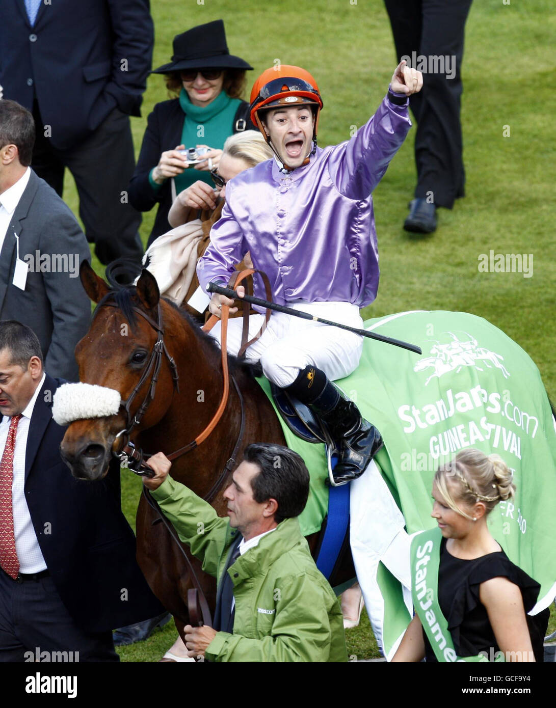 Christophe Lemaire feiert den Gewinn der Stanjames.com 2000 Guineas-Einsätze auf Makfi während des StanJames.com 2000 Gunieas-Tages auf der Newmarket Racecourse. Stockfoto