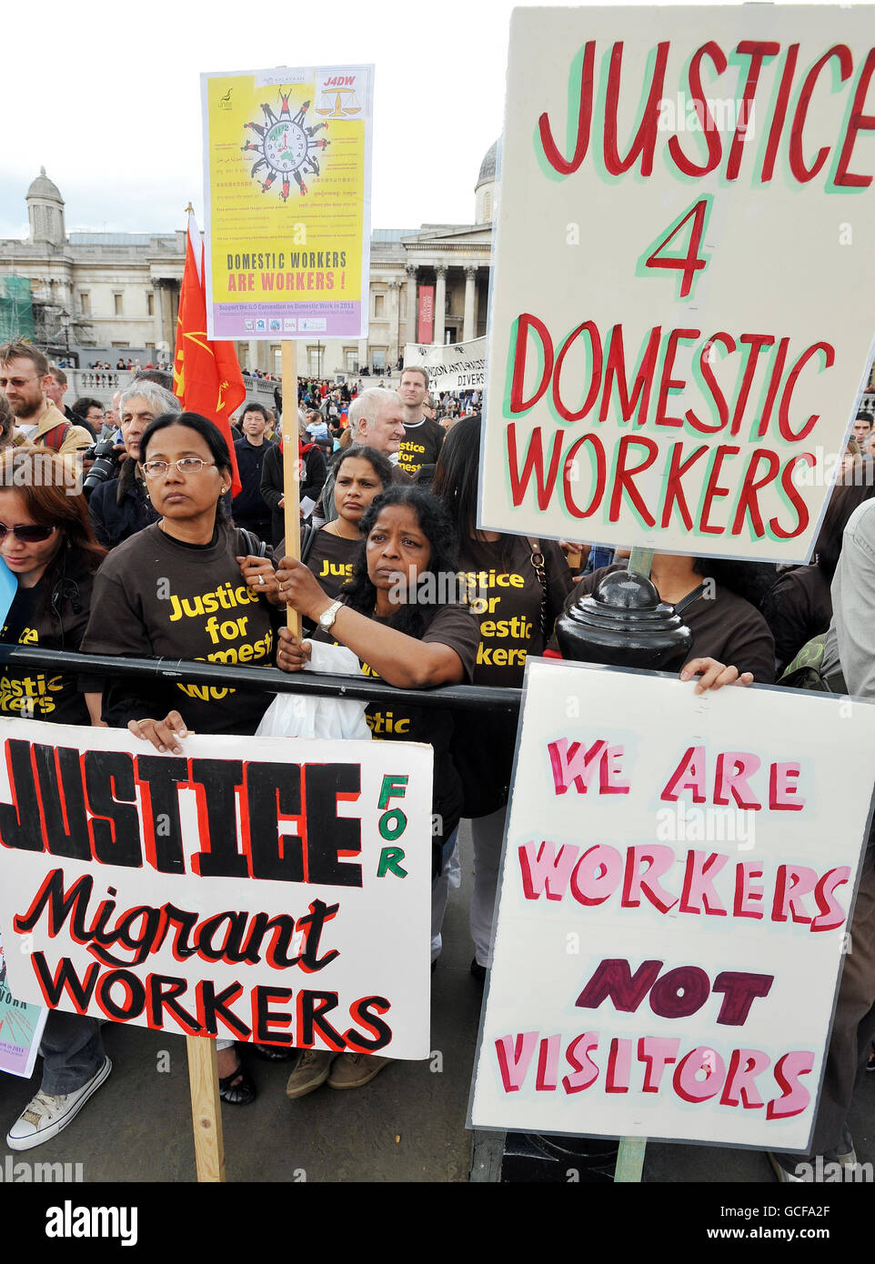 Eine Gruppe demonstriert während einer Trades Union May Day Kundgebung am Trafalgar Square im Zentrum von London Stockfoto