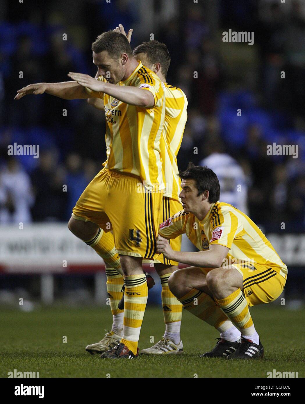Fußball - Coca-Cola Football League Championship - Reading gegen Newcastle United - Madejski Stadium. Joey Barton von Newcastle United (rechts) versucht, die Shorts von Teamamte Kevin Nolan (links) herunter zu ziehen Stockfoto