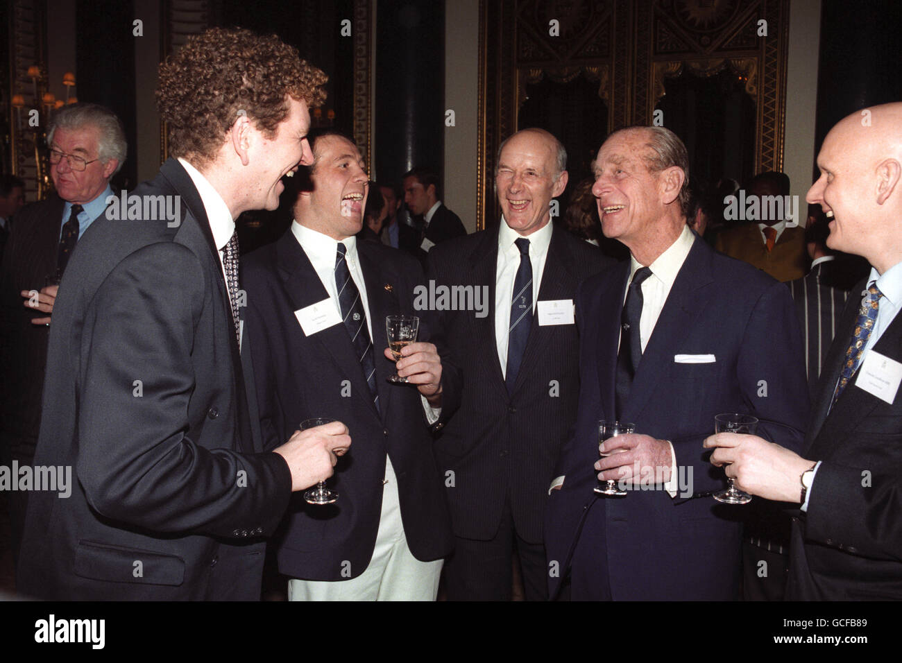 Der Herzog von Edinburgh chattet mit dem britischen Sportler bei einem Empfang im Buckingham Palace. (l-r) Rower Johnny Searle, Rugby-Spieler Scott Hastings und Schwimmer Duncan Goodhew (ganz rechts). Stockfoto