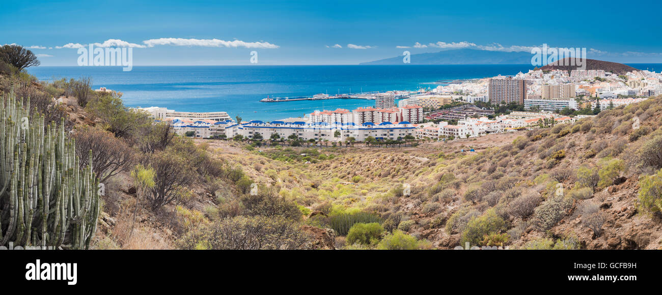 Panorama über den Ferienort Los Cristianos, Teneriffa, mit der Insel La Gomera im Hintergrund Stockfoto