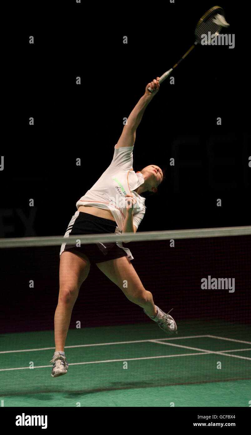 Die walisische Sarah Thomas kehrt während der Yonex Badminton Europameisterschaft in der MEN Arena in Manchester in die ukrainische Larisa Griga zurück. Stockfoto