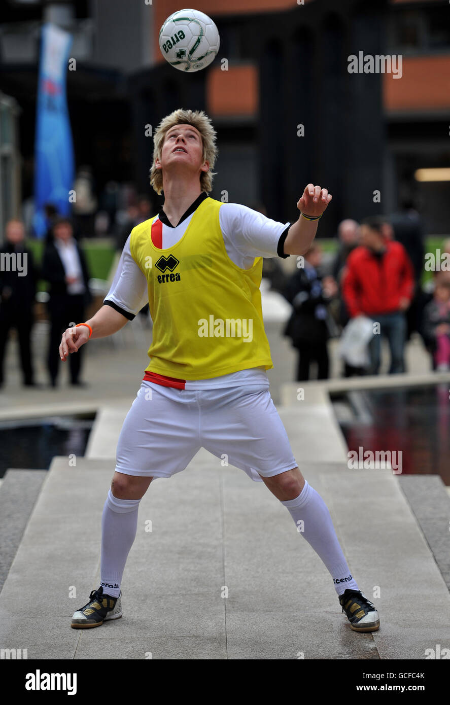 Fußball Freestyle Weltmeister John Farnworth während der Grass Roots Fußball Live Launch Event am Brindley Place Stockfoto