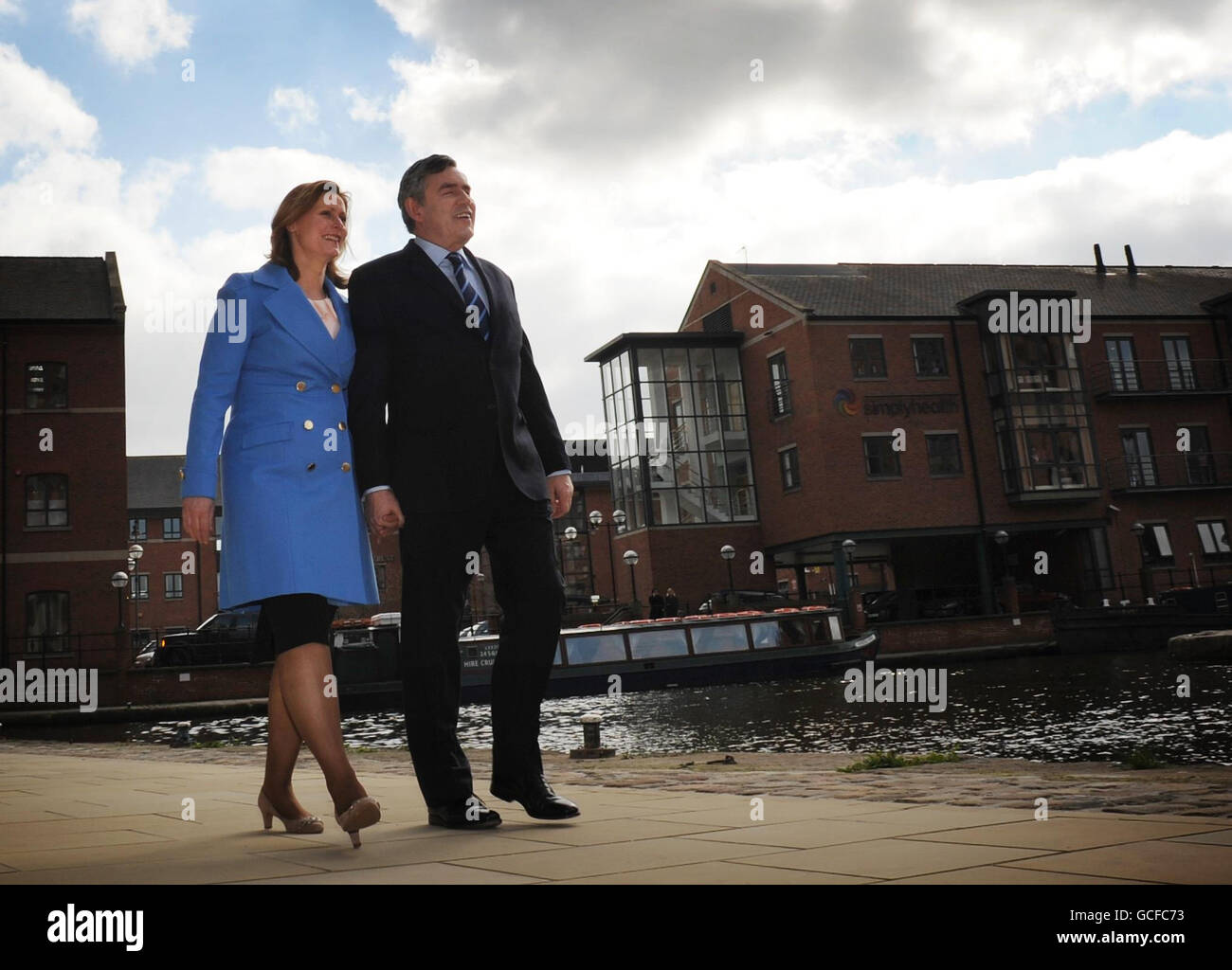 Premierminister Gordon Brown und seine Frau Sarah machen einen Spaziergang am Leeds Liverpool Canal in Leeds. Stockfoto
