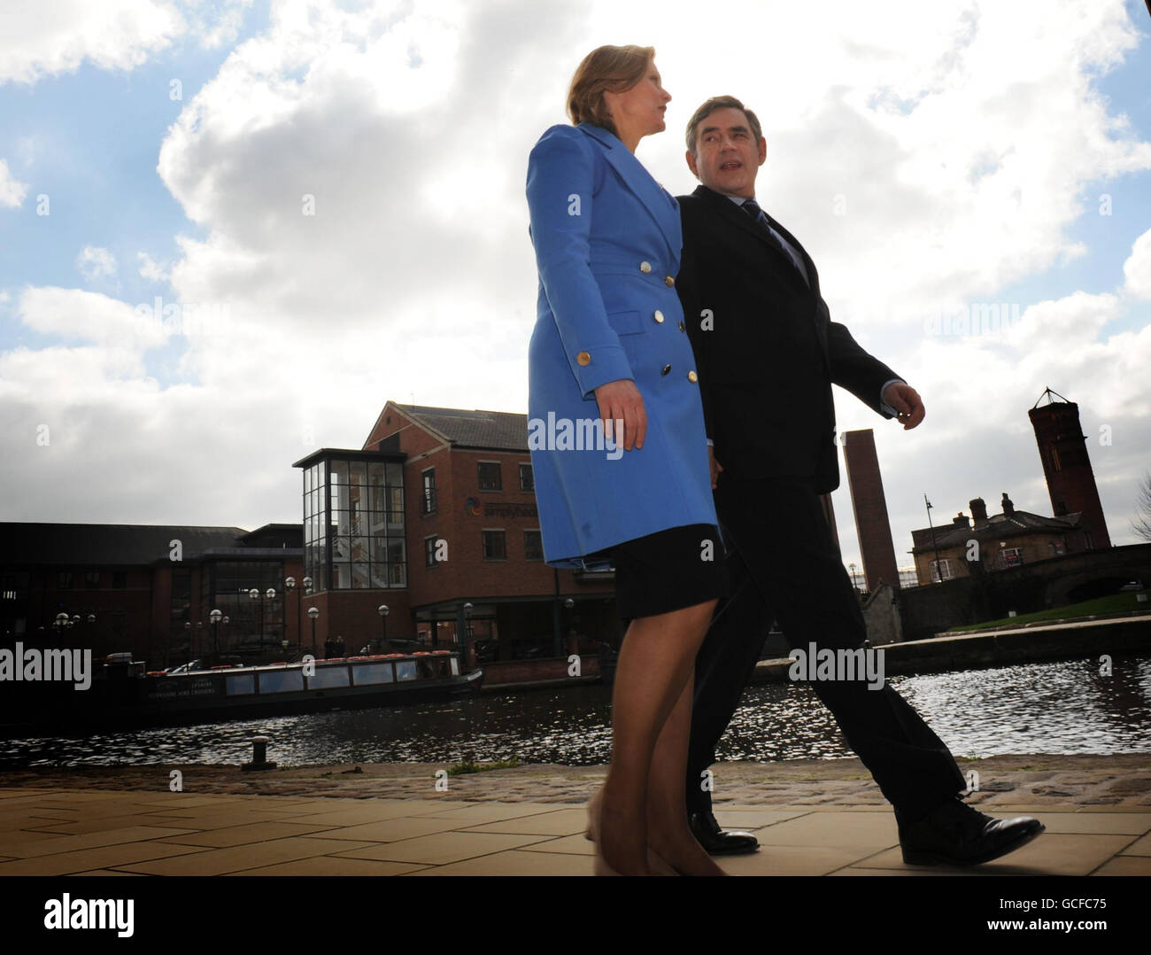 Premierminister Gordon Brown und seine Frau Sarah machen einen Spaziergang am Leeds Liverpool Canal in Leeds. Stockfoto