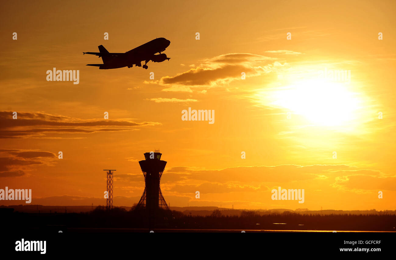 Heute Abend verlässt ein Flugzeug den Flughafen Newcastle, als Reisende, die von der Vulkanaschewolke im Ausland gestrandet sind, in einem Rinnsal und nicht in einer Flut nach Großbritannien zurückkehrten, als Vorkriptionen über den Umgang der Regierung mit der Krise flogen. Stockfoto