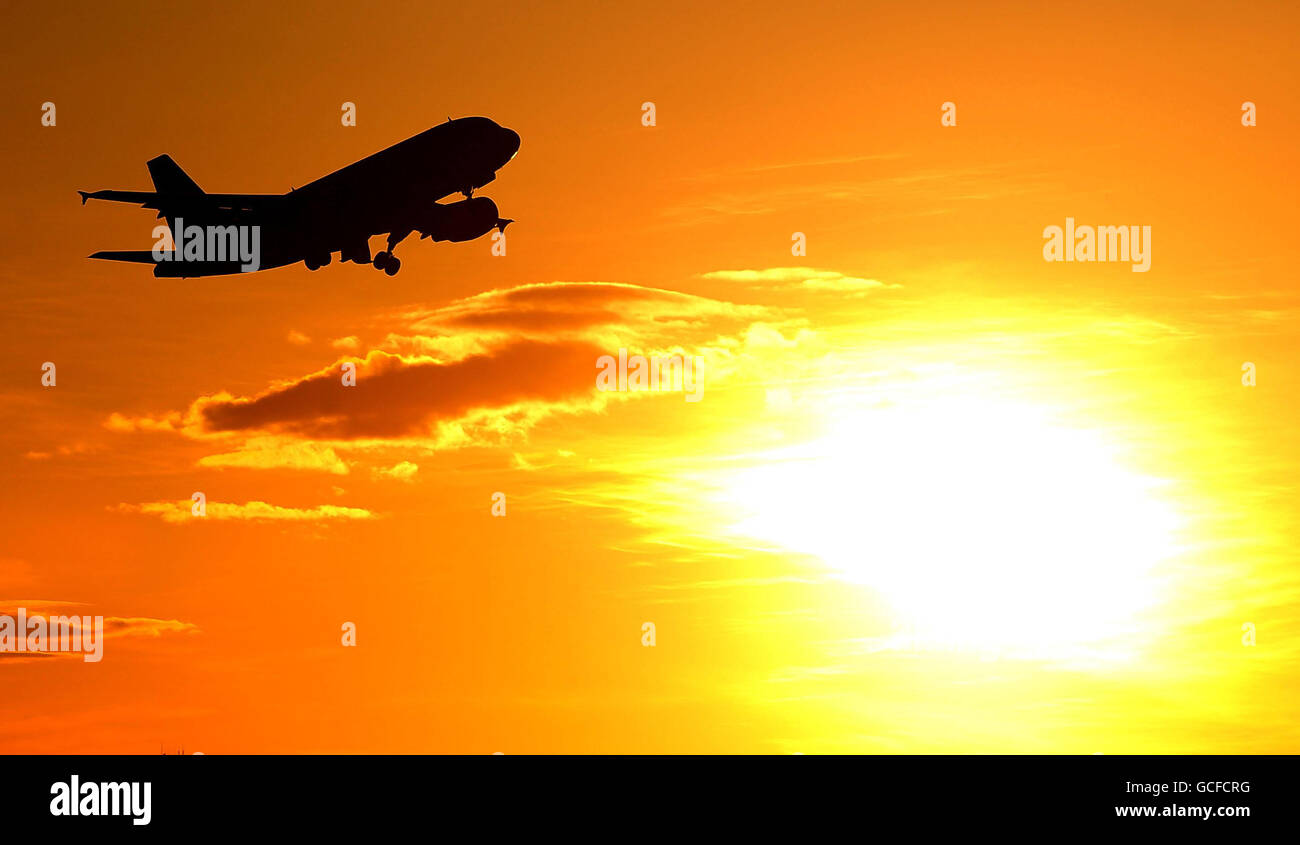 Ein Flugzeug verlässt heute Abend den Flughafen Newcastle, als Reisende, die von der Vulkanasche in die Wolke gestrandet sind, Großbritannien in einem Rinnsal zurückkehrten, anstatt in einer Flut, als Vorstrafungen über den Umgang der Regierung mit der Krise flogen. Stockfoto