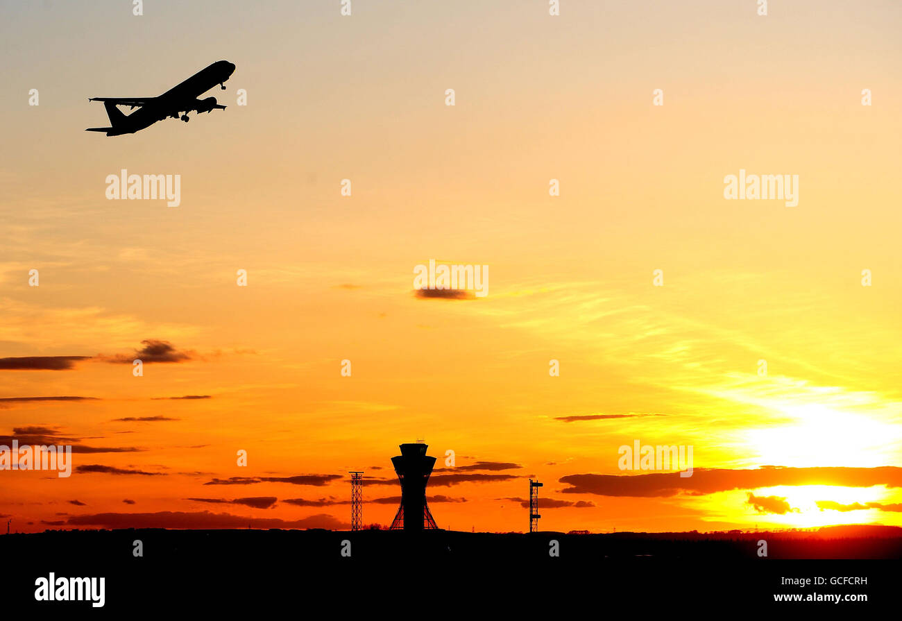 Heute Abend verlässt ein Flugzeug den Flughafen Newcastle, als Reisende, die von der Vulkanaschewolke im Ausland gestrandet sind, in einem Rinnsal und nicht in einer Flut nach Großbritannien zurückkehrten, als Vorkriptionen über den Umgang der Regierung mit der Krise flogen. Stockfoto