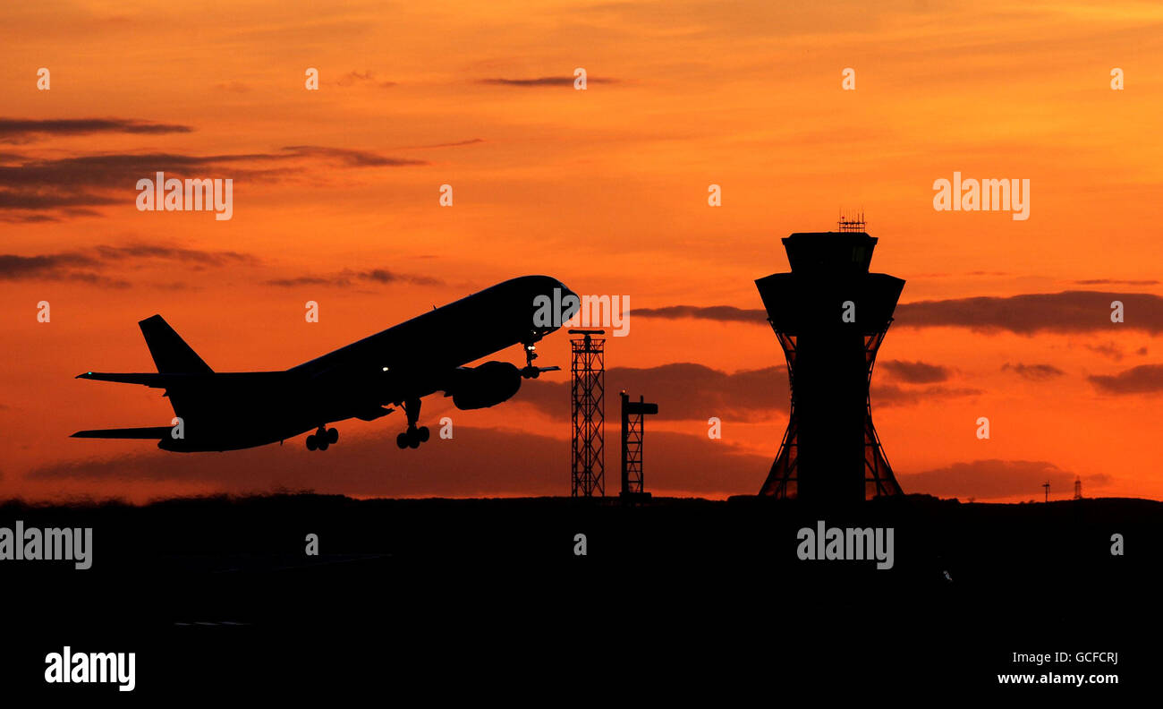 Heute Abend verlässt ein Flugzeug den Flughafen Newcastle, als Reisende, die von der Vulkanaschewolke im Ausland gestrandet sind, in einem Rinnsal und nicht in einer Flut nach Großbritannien zurückkehrten, als Vorkriptionen über den Umgang der Regierung mit der Krise flogen. Stockfoto