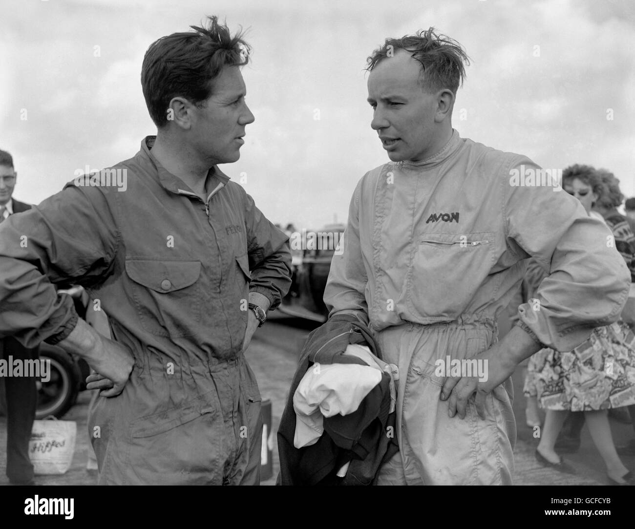 Der ehemalige Motorradmeister Geoff Duke, links, plaudert mit dem Weltmeister-Motorradfahrer John Surtees, nachdem beide am Formel-Junior-Rennen in Silverstone teilgenommen hatten. Stockfoto