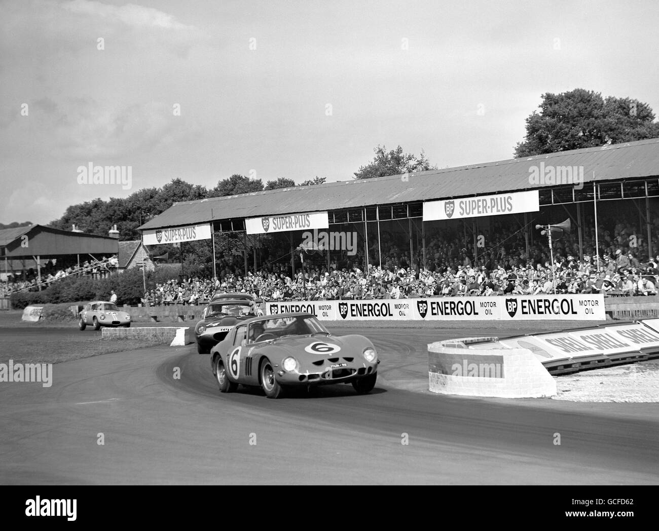 John Surtees' Ferrari Berlinetta (6) in Aktion an der Madgwick-Kurve bei Goodwood. Stockfoto