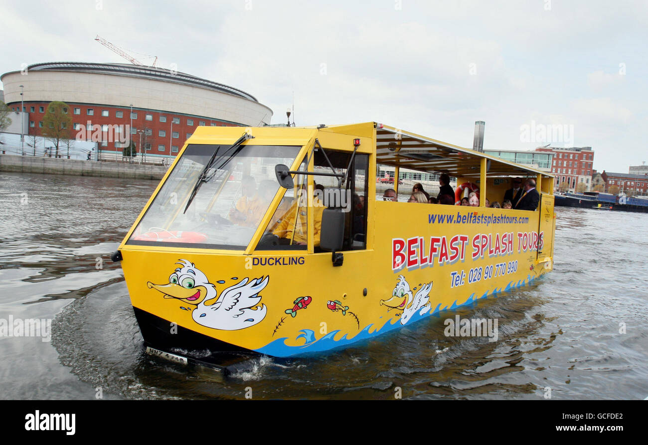 Ein Entenboot auf dem Fluss Lagan in Belfast als das Department for Social Development die erste Entenboot-Besichtigungstour der Stadt startete. Stockfoto