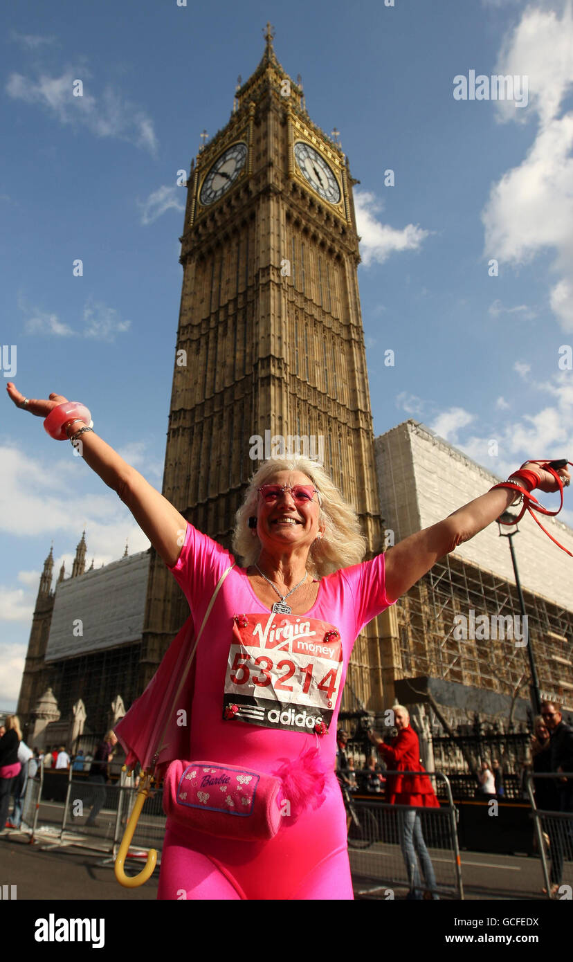 Ein Läufer in ausgefallener Kleidung passiert „Big Ben“ und die Houses of Parliament auf dem Parliament Square, während er am Virgin London Marathon 2010 in London teilnimmt. Stockfoto