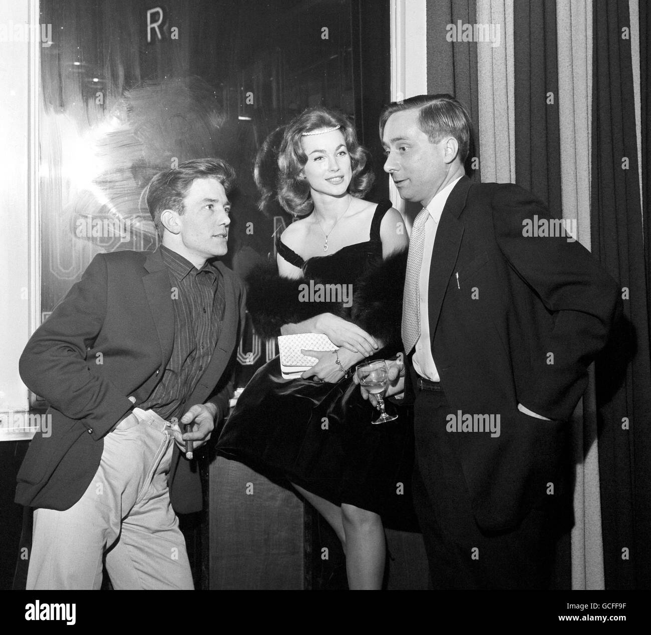 Star des Films Albert Finney (l) Co-Star Shirley Anne Field und Autor Alan Sillitoe (r), die in einem Londoner Pub abgebildet wurden, als sie an einer Vorpremiere von „Saturday Night and Sunday Morning“ teilnahmen, die im Warner Theatre eröffnet wird. Viele Stars nahmen an der Party Teil, um den neuen Film zu einem guten Start zu bringen. Kurz nach der Aufnahme dieses Bildes machte sich Albert Finney auf den Weg zum Cambridge Theatre, wo er derzeit in „Billy Liar“ zu sehen ist. Stockfoto