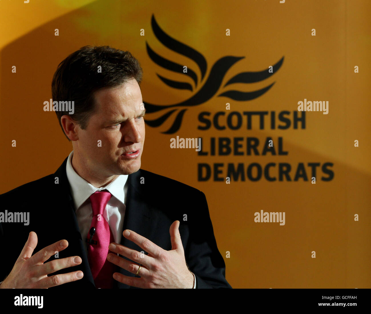 Der liberale Demokrat Nick Clegg spricht während einer Pressekonferenz auf unserer dynamischen Erde in Edinburgh, Schottland, während er seinen Wahlkampf fortsetzt. Stockfoto