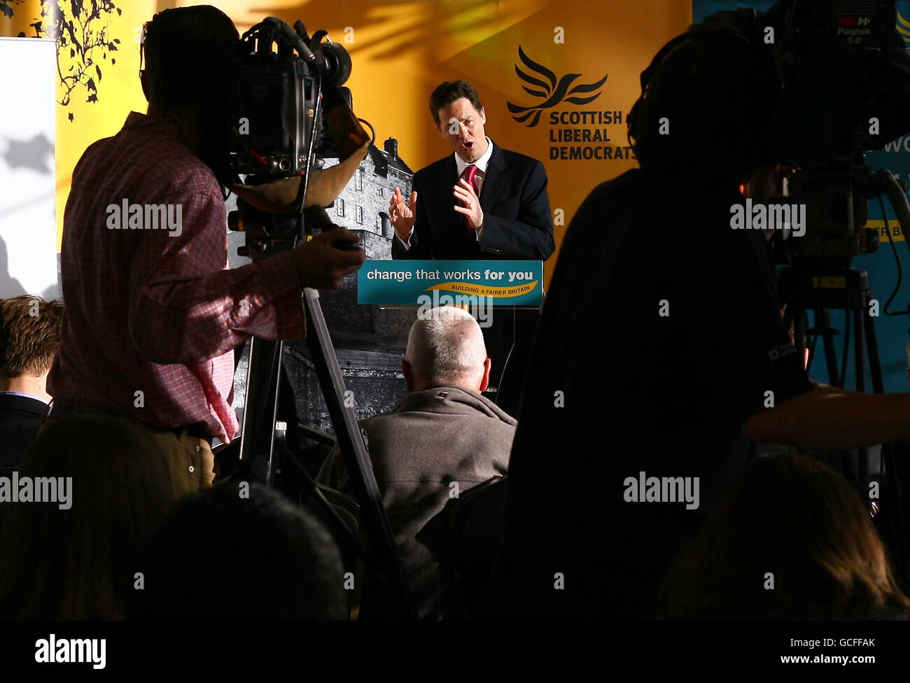 Der liberale Demokrat Nick Clegg spricht während einer Pressekonferenz auf unserer dynamischen Erde in Edinburgh, Schottland, während er seinen Wahlkampf fortsetzt. Stockfoto