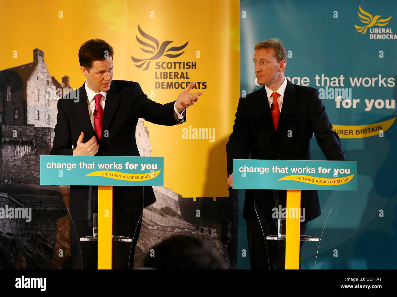 Nick Clegg, Vorsitzender der Liberaldemokraten (links) und Tavish Scott, Vorsitzender der schottischen Liberaldemokraten, während einer Pressekonferenz auf unserer Dynamic Earth in Edinburgh, Schottland, während er seinen Wahlkampf fortsetzt. Stockfoto