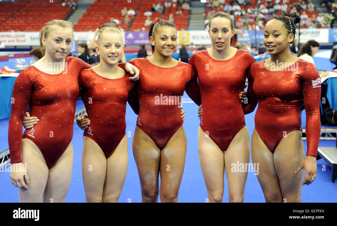 Die britische Frauen-Senior-Mannschaft (von links nach rechts: Niamh Rippin, Jocelyn Hunt, Rebecca Downie, Beth Tweddle und Nicole Hibbert) posiert für ein Foto während der Europameisterschaft im NIA, Birmingham. Stockfoto
