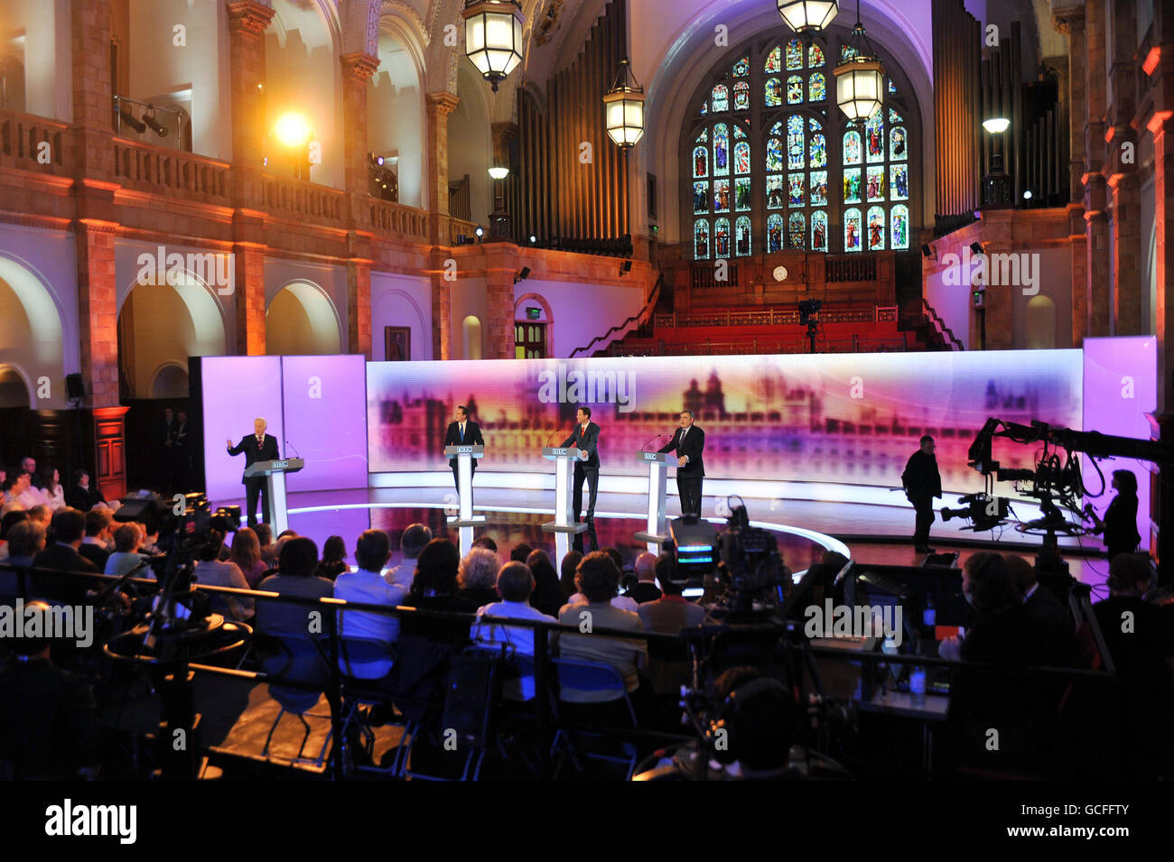 Moderator David Dimbleby (links) mit (auf der Plattform, von links) dem Vorsitzenden der Konservativen Partei David Cameron, dem liberaldemokratischen Führer Nick Clegg und Premierminister Gordon Brown während der letzten Live-Wahldebatte der Staats- und Regierungschefs, die von der BBC in der Great Hall der Universität Birmingham veranstaltet wurde. Stockfoto