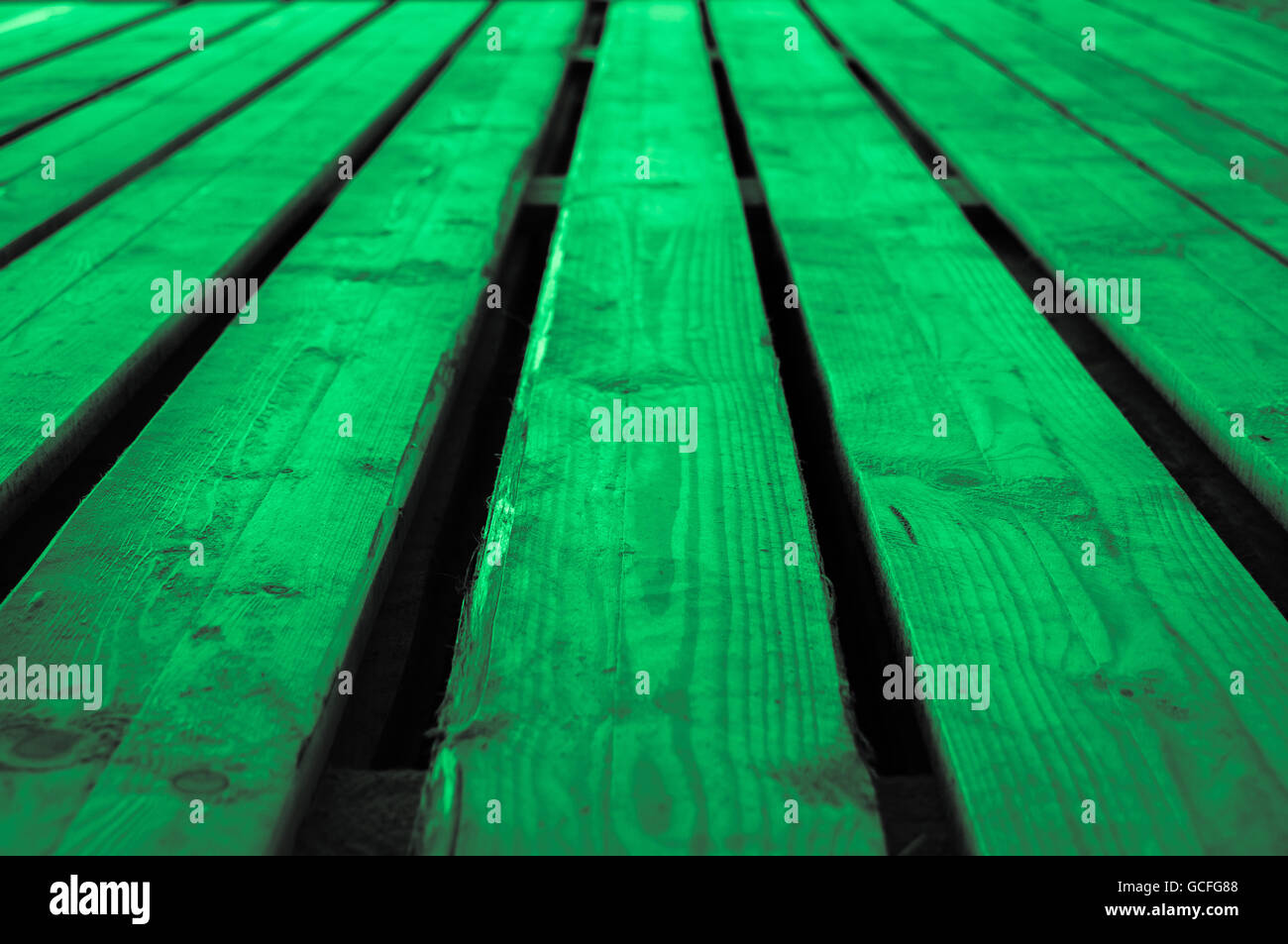 Grobe Mintgrün grau leicht grünlich Holzbühne Hintergrund mit einer geringen Tiefe des Feldes Stockfoto