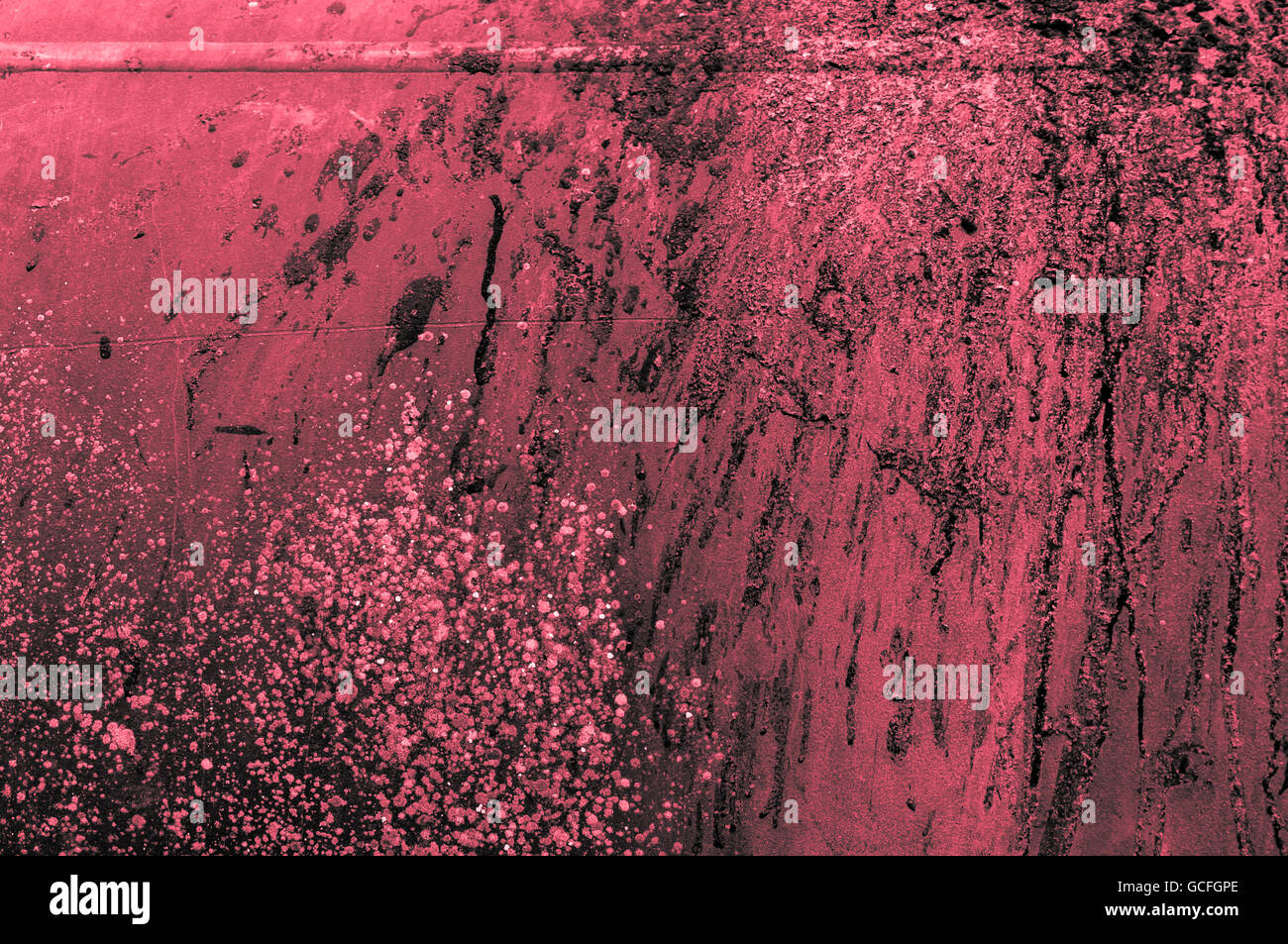 alte rostige rot rötlich grau Eisen Metall Wand mit Farbe bespritzt Stockfoto