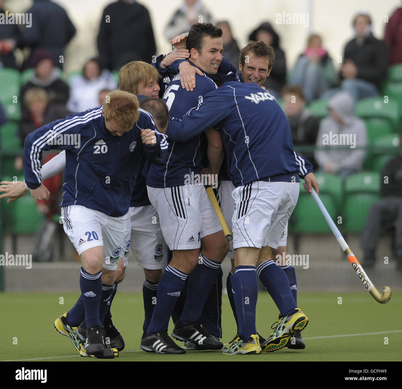 Gareth Carr von East Grinstead ist nach dem Gewinn des Elfmeterschlags während ihres Promotionturnierspiels im Cannock Hockey Club, Cannock, verärgert. Stockfoto