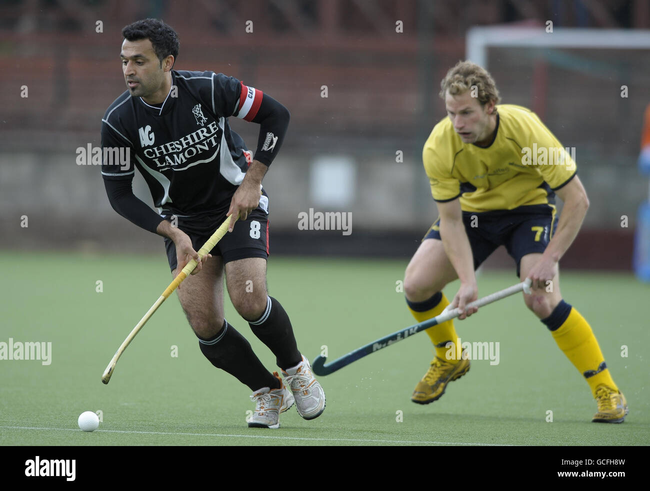 Ali Ghazanfar von Deeside kommt von Matthew Ruxton von Team Bath während ihres Promotion-Turnierspiels im Cannock Hockey Club, Cannock, weg. Stockfoto