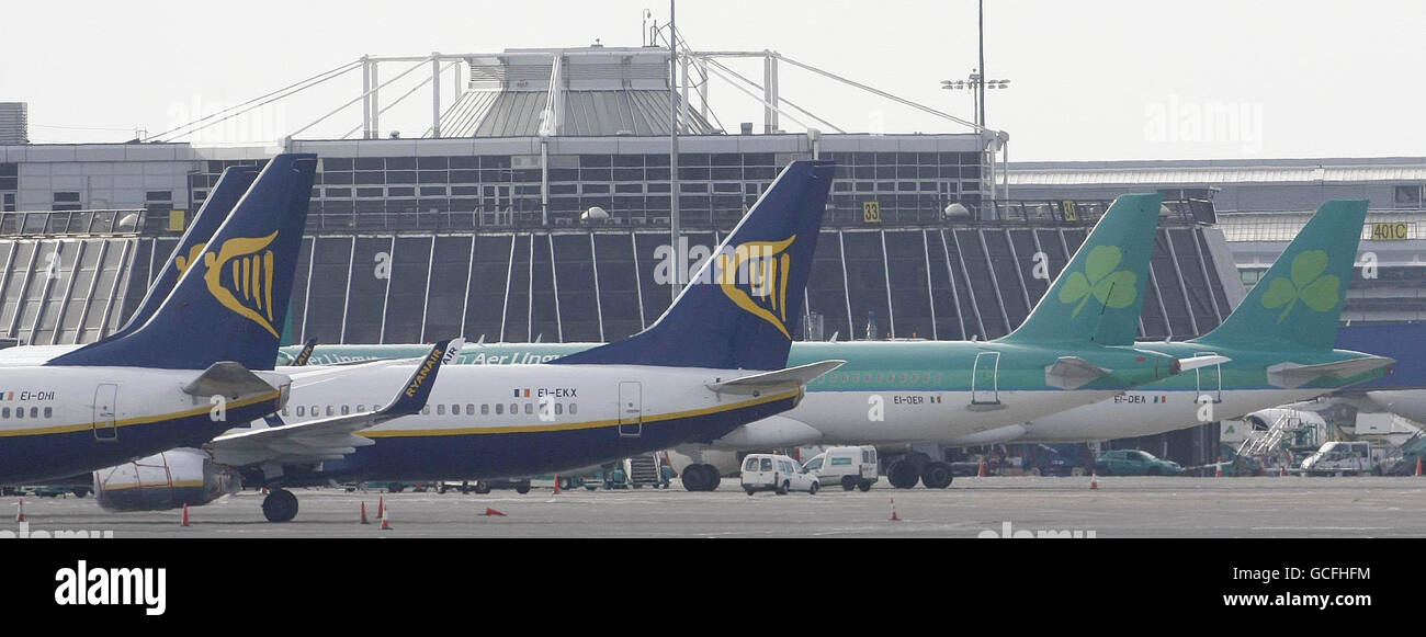 Flugzeuge sitzen auf dem Asphalt des Flughafens Dublin, als die Rückkehr der isländischen Vulkanaschewolke Tausende von Fluggästen mit hunderten von Flügen ins Elend brachte. Stockfoto