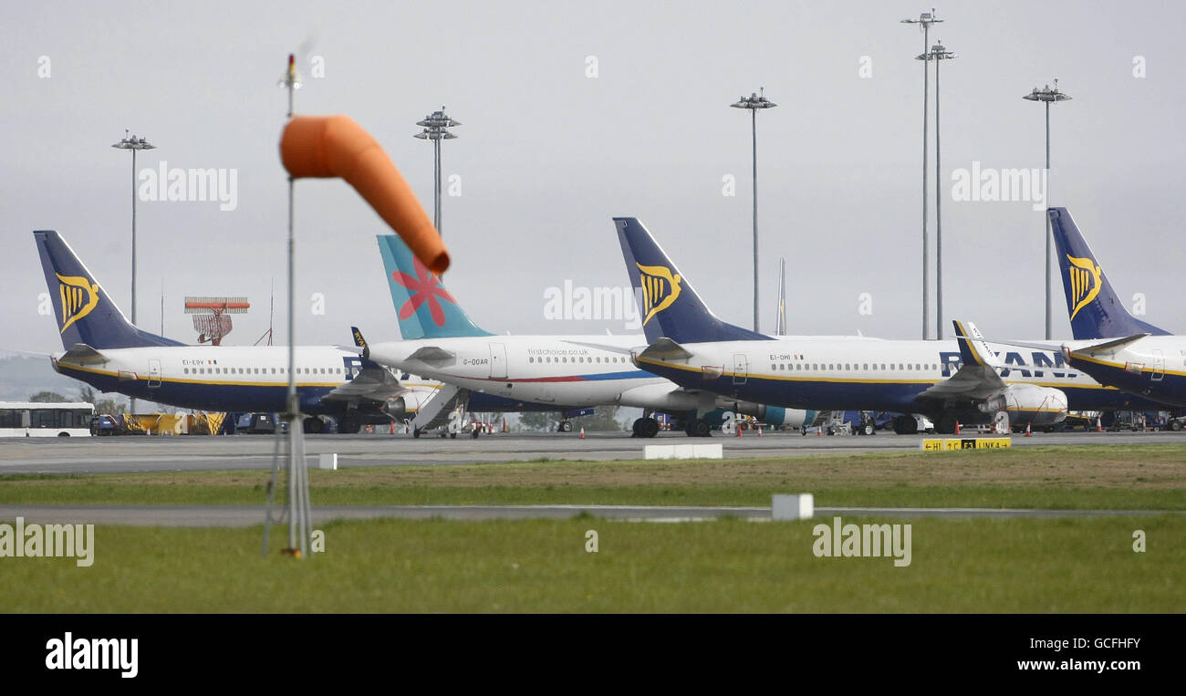 Flugzeuge sitzen auf dem Asphalt des Flughafens Dublin, als die Rückkehr der isländischen Vulkanaschewolke Tausende von Fluggästen mit hunderten von Flügen ins Elend brachte. Stockfoto