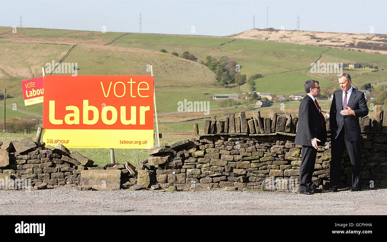 Der ehemalige Premierminister Tony Blair (rechts) spricht mit Phil Woolas, dem Labour-Kandidaten für Oldham East und Saddleworth, während eines Besuchs im Rams Head Inn in Denshaw. Stockfoto