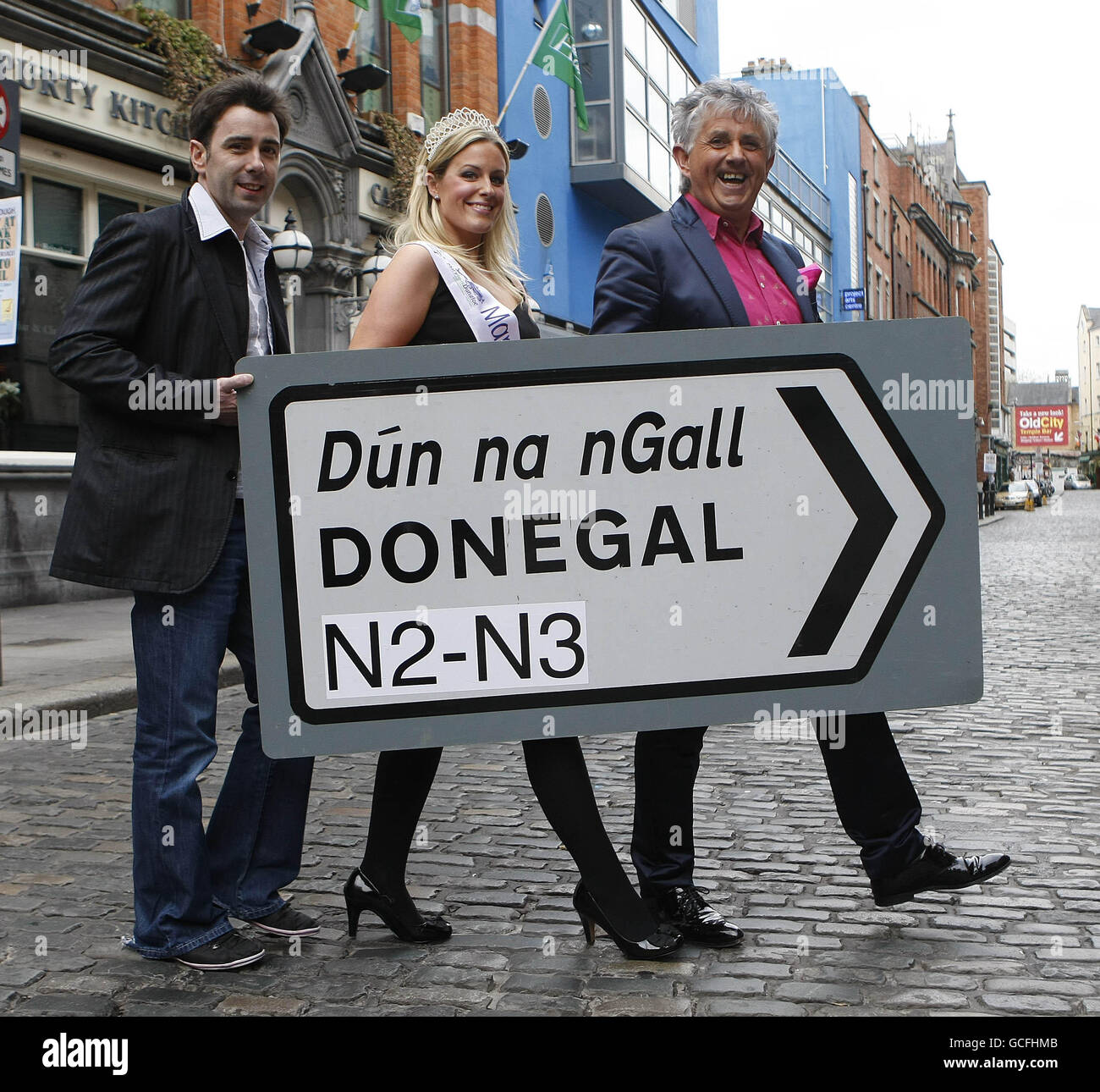 (Von links nach rechts) Mickey Joe harte, Kate Ferguson (Mary von Dungloe 2009) und Noel Cunningham starten Donegal Live - ein Vorzeigeprojekt für die Freizeit und Kultur des Landkreises -, um „Taycations“ zu fördern, in Temple Bar, Dublin. Stockfoto