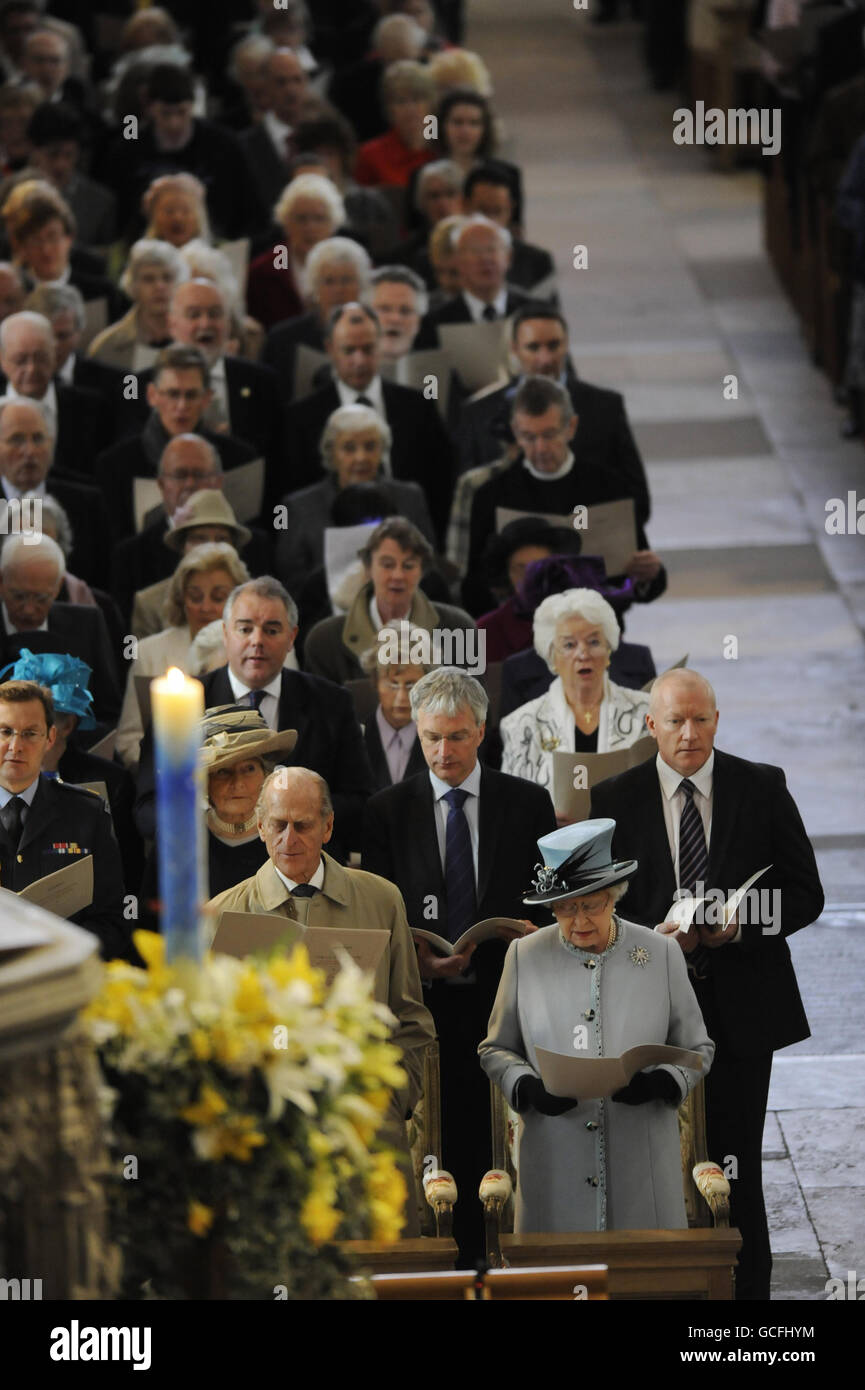 Die britische Königin Elizabeth II. Und der Herzog von Edinburgh (Vorderseite) nehmen an einem Widmungsdienst für das neu renovierte Hostry und Refektorium in der Norwich Cathedral in Norwich, Norfolk, Teil. Stockfoto