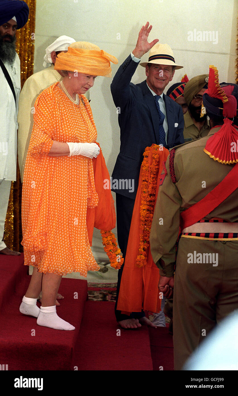 DIE KÖNIGIN UND DER HERZOG VON EDINBURGH VERLASSEN DEN GOLDENEN TEMPEL VON ARMISTAR, ALS DAS KÖNIGLICHE PAAR DEN SIKH-SCHREIN IN INDIEN BESUCHTE. Stockfoto