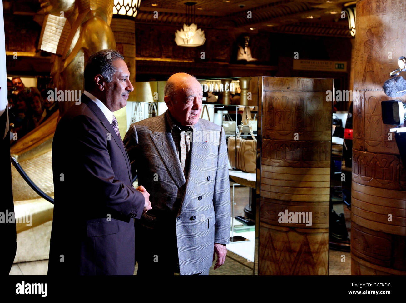 Mohamed al Fayed (rechts) ehemaliger Eigentümer des Kaufhauses Harrods mit dem Premierminister von Katar Scheich Hamad bin Jassim bin Jabr Al-Thani im Harrods-Laden in London. Das Kaufhaus wird an die katarische Königsfamilie verkauft, da der derzeitige Besitzer Herr al Fayed sich entschieden hat, in den Ruhestand zu gehen. Stockfoto