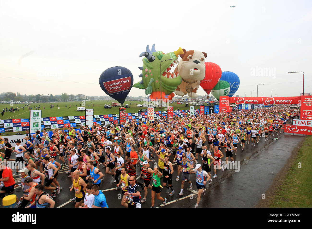 London-Marathon 2010. Allgemeine Ansicht, als die Teilnehmer den Virgin London Marathon 2010 in London starten. Stockfoto