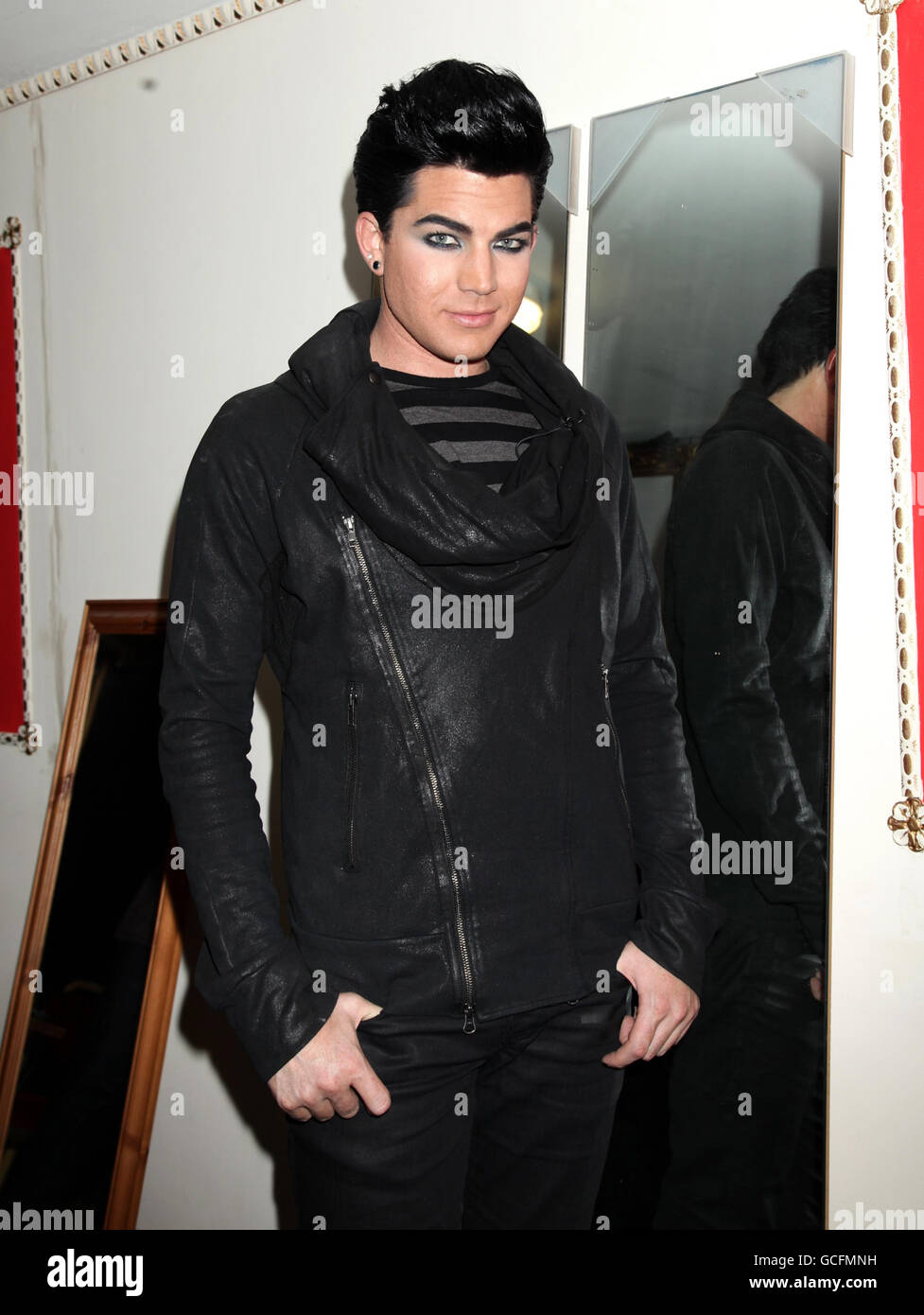 Gast Adam Lambert Backstage während der Dreharbeiten zu Channel 5 Chat-Show Justin Lee Collins: Good Times, im Rivoli Ballroom in Brockley, South London. Stockfoto