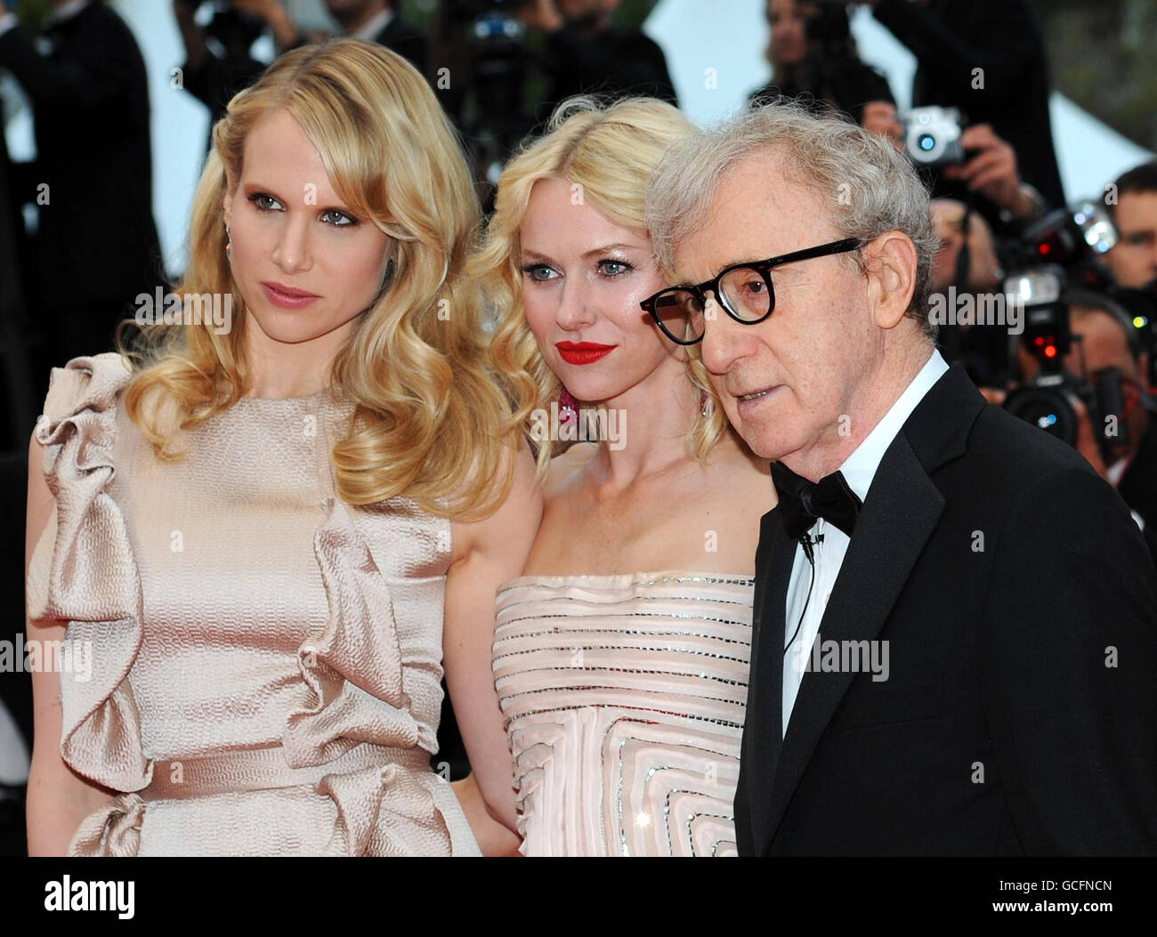 (Von links nach rechts) Lucy Punch, Naomi Watts und Woody Allen kommen zur Premiere von You will Meet A Tall Dark Stranger bei den 63. Filmfestspielen in Cannes, Frankreich. Stockfoto