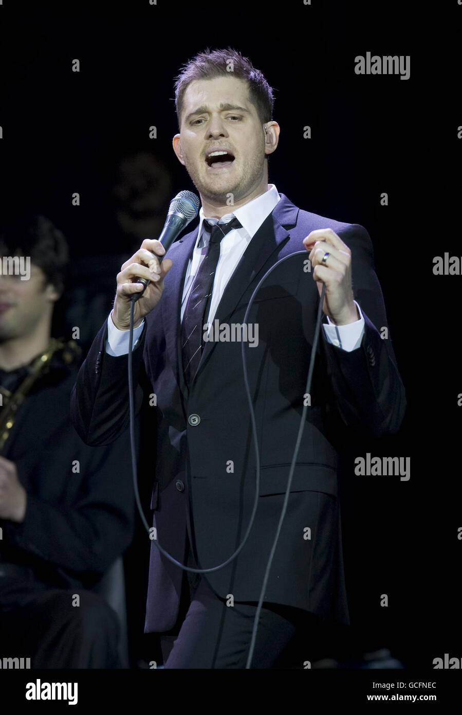 Michael Buble im Konzert - London. Michael Buble tritt auf der Bühne der 02 Arena in London auf. Stockfoto