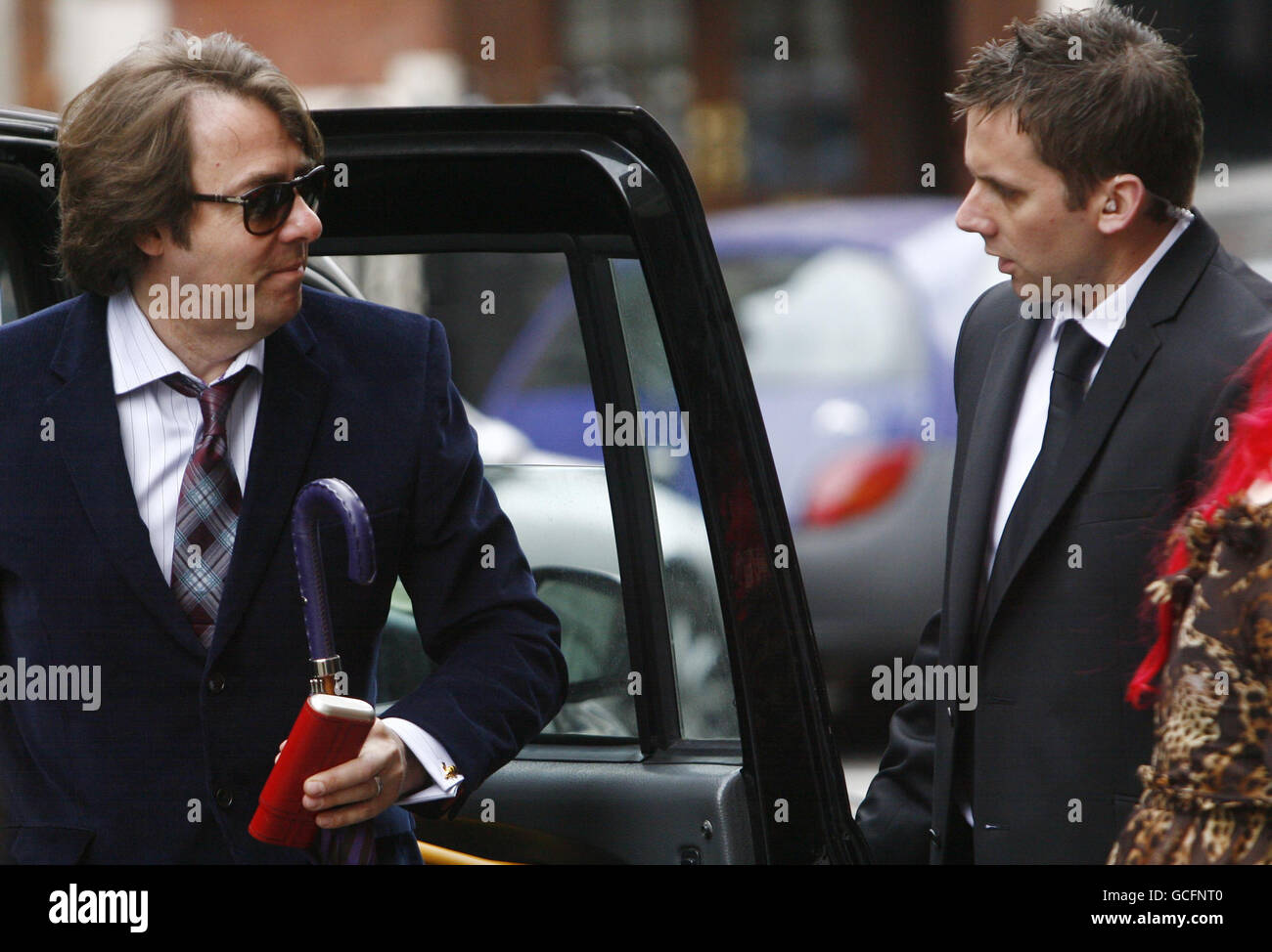 Fernsehmoderator Jonathan Ross (links) kommt zu Claridge's im Zentrum von London, zur Hochzeit von David Walliams und Lara Stone. Stockfoto