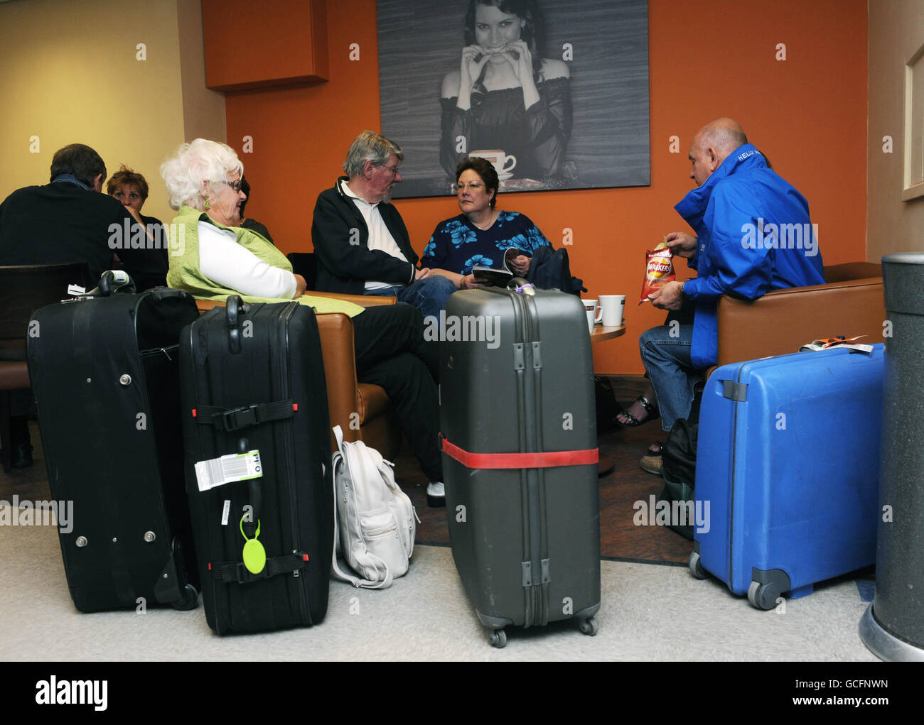 Passagiere warten am Flughafen Leeds Bradford, der von der Zivilluftfahrtbehörde wegen einer Wolke vulkanischer Asche aus Island ab 13 Uhr zur Flugverbotszone erklärt wurde. Stockfoto