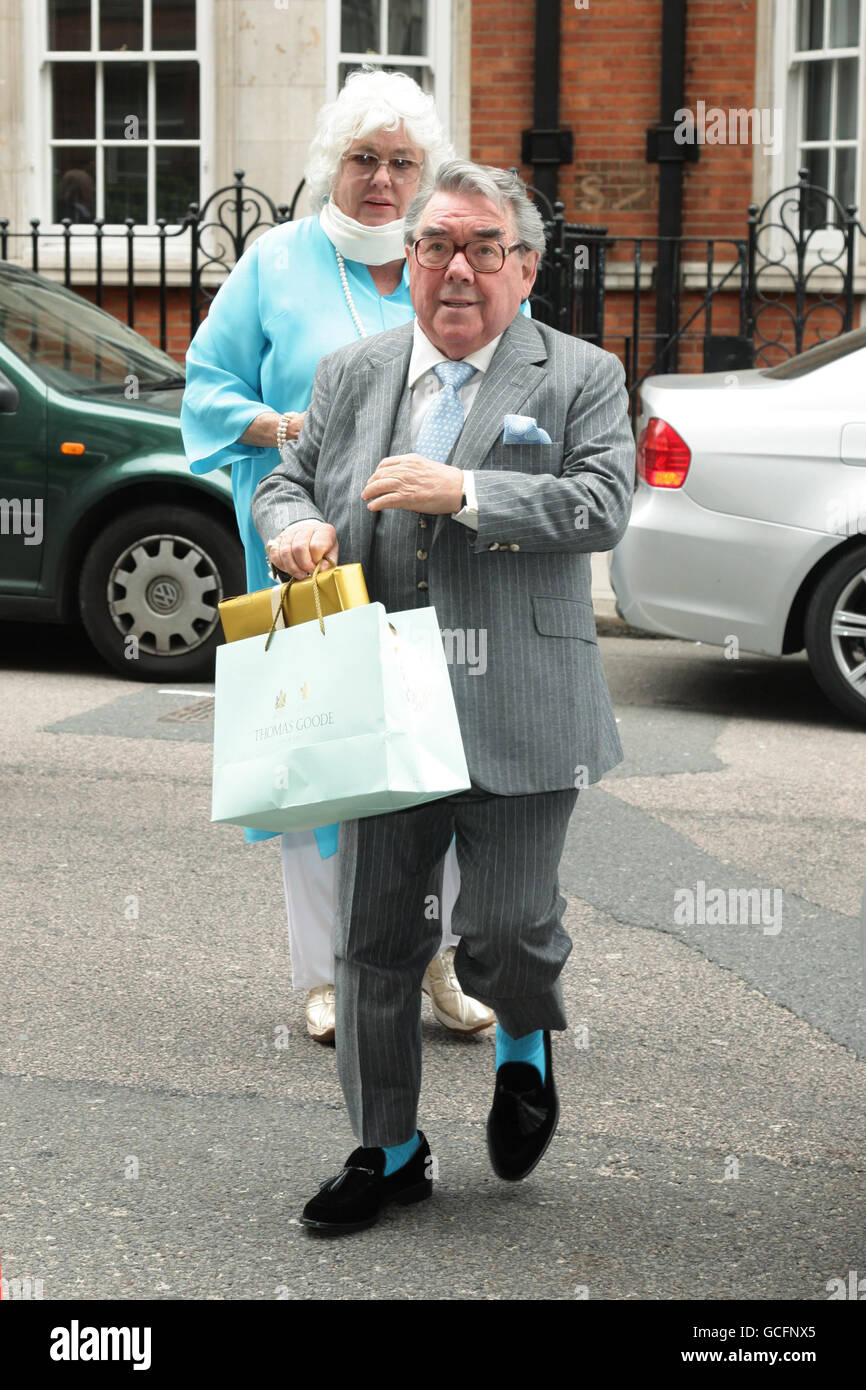 Ronnie Corbett und Frau Anne Hart kommen zur Hochzeit von David Walliams und Lara Stone im Claridge's Hotel im Zentrum von London an. Stockfoto