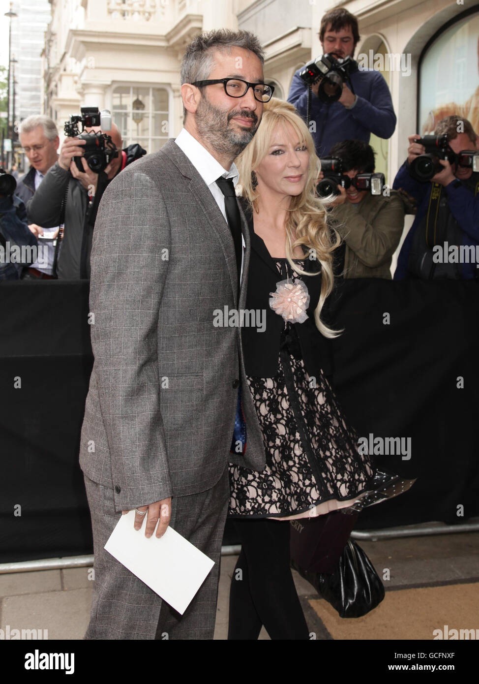David Baddiel und seine Freundin Morwenna Banks kommen zur Hochzeit von David Walliams und Lara Stone im Claridge's Hotel im Zentrum von London an. Stockfoto