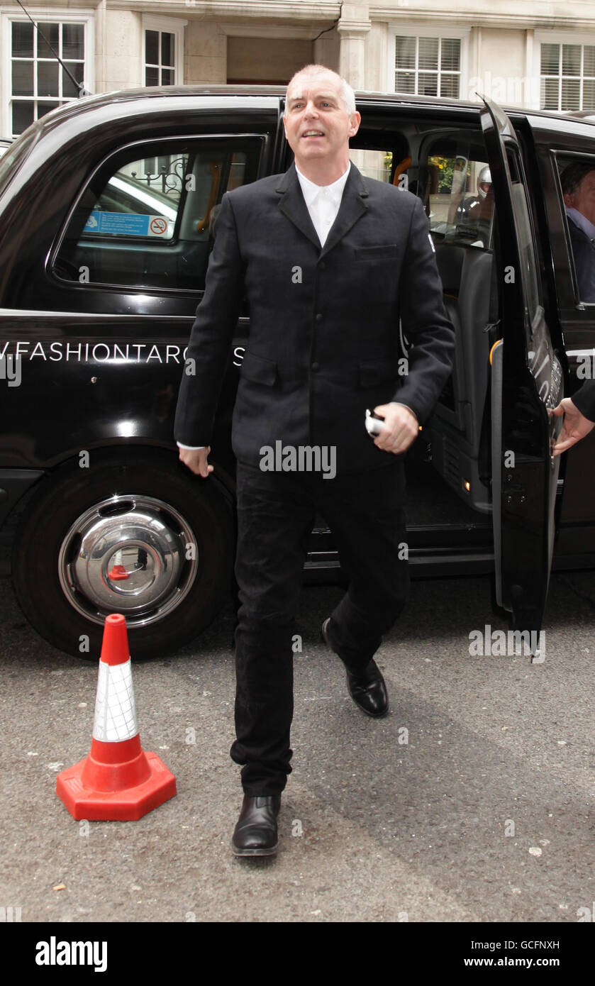 Neil Tennant kommt zur Hochzeit von David Walliams und Lara Stone im Claridge's Hotel im Zentrum von London an. Stockfoto