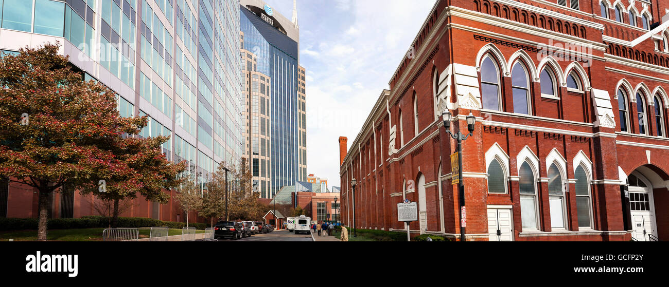 Eine breite, horizontale Aufnahme zeigt das alte Ryman Auditorium auf der rechten Seite und neue, moderne Hochhäuser auf der linken Seite in der Innenstadt von Nashville Stockfoto