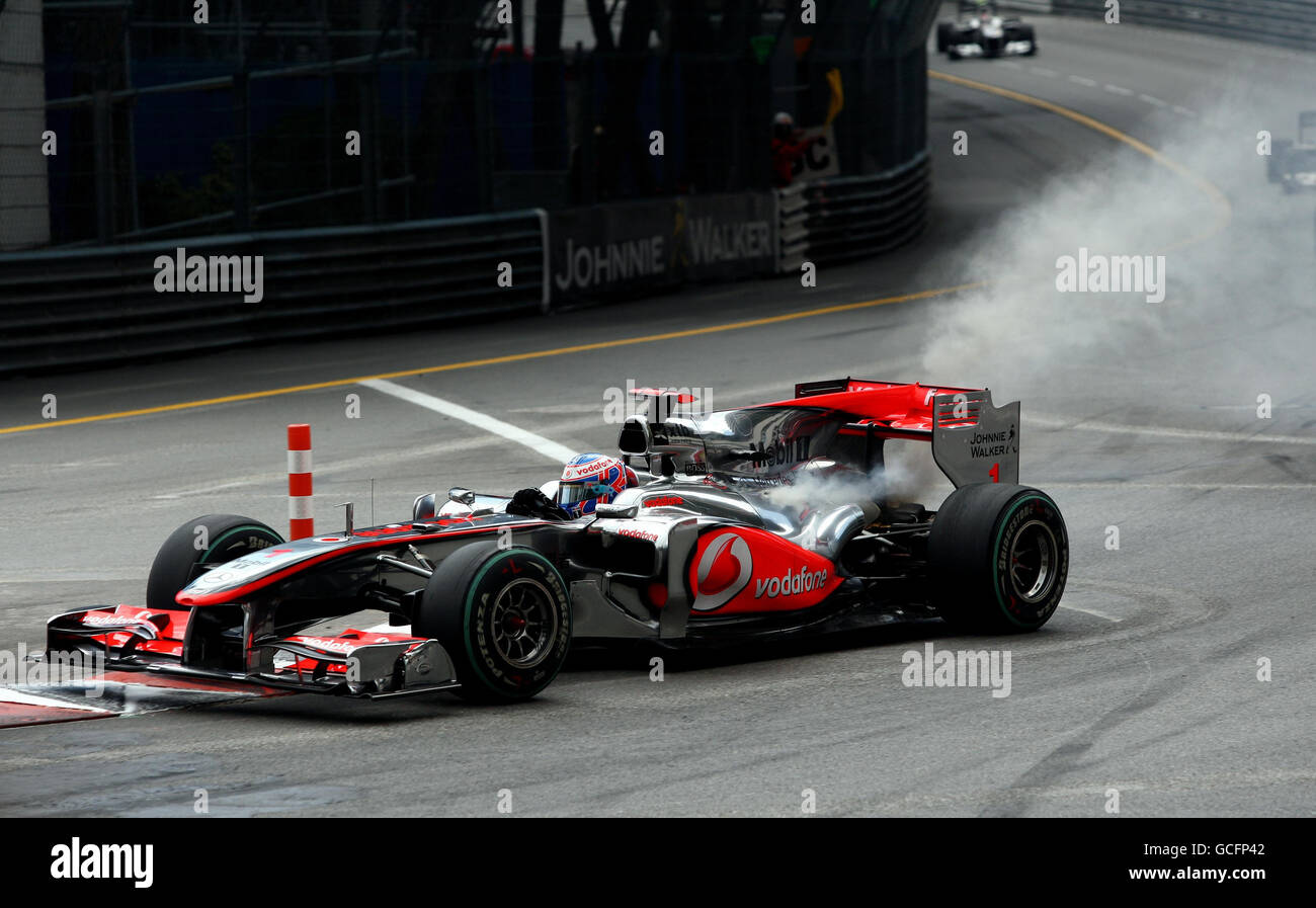 Der McLaren-Pilot Jenson Button zieht sich in den ersten Runden zurück, während sein Motor während des Grand Prix von Monaco auf dem Circuit de Monaco in Monte Carlo explodiert. Stockfoto