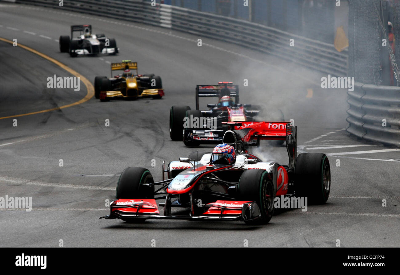 McLaren-Fahrer Jenson Button hat sein Rennen schon früh beendet, als sein Motor während des Grand Prix von Monaco auf dem Circuit de Monaco in Monte Carlo explodiert. Stockfoto